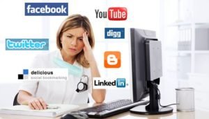 What are the strengths of using social media in healthcare?